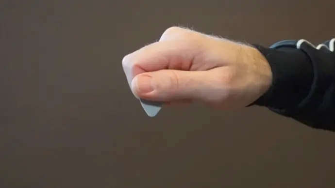 Hoe je een gitaarplectrum correct vasthoudt tussen duim en wijsvinger