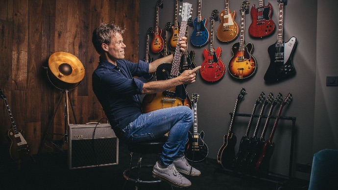 Jaap Kwakman met elektrische gitaar bij Sixstrings