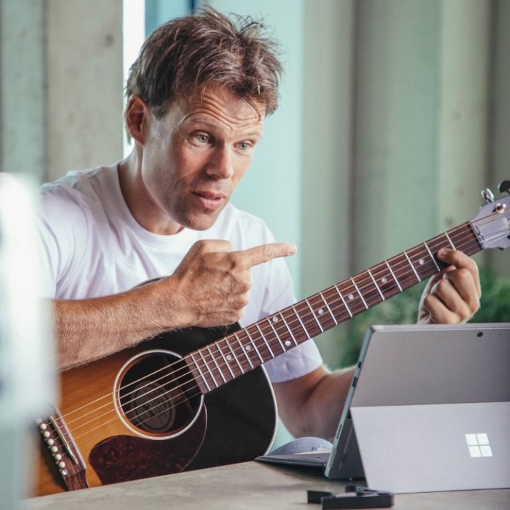 Jaap Kwakman geeft online gitaarles via zijn laptop